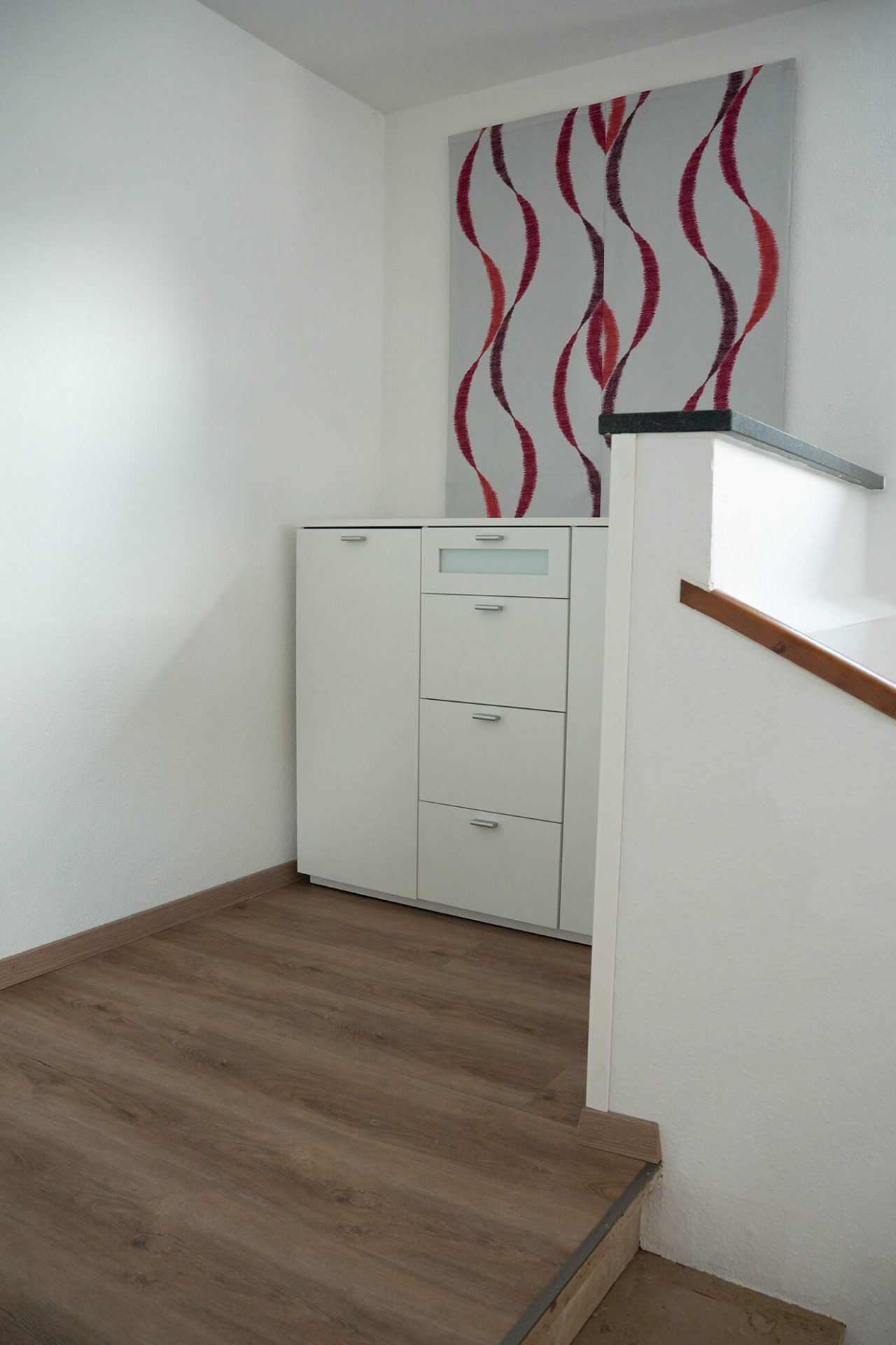Stauraum satt - das Sideboard auf der Empore bietet jede Menge Platz