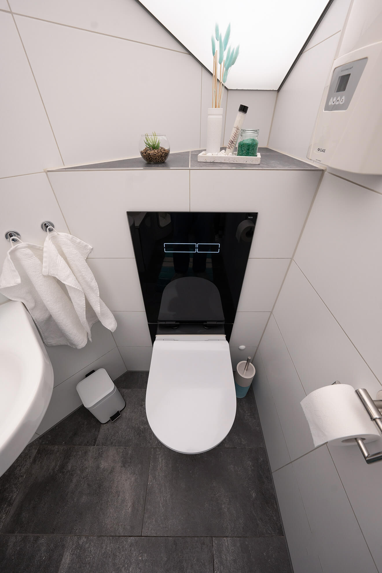 Moderne Toilette mit elektronisch beleuchteter Spülung