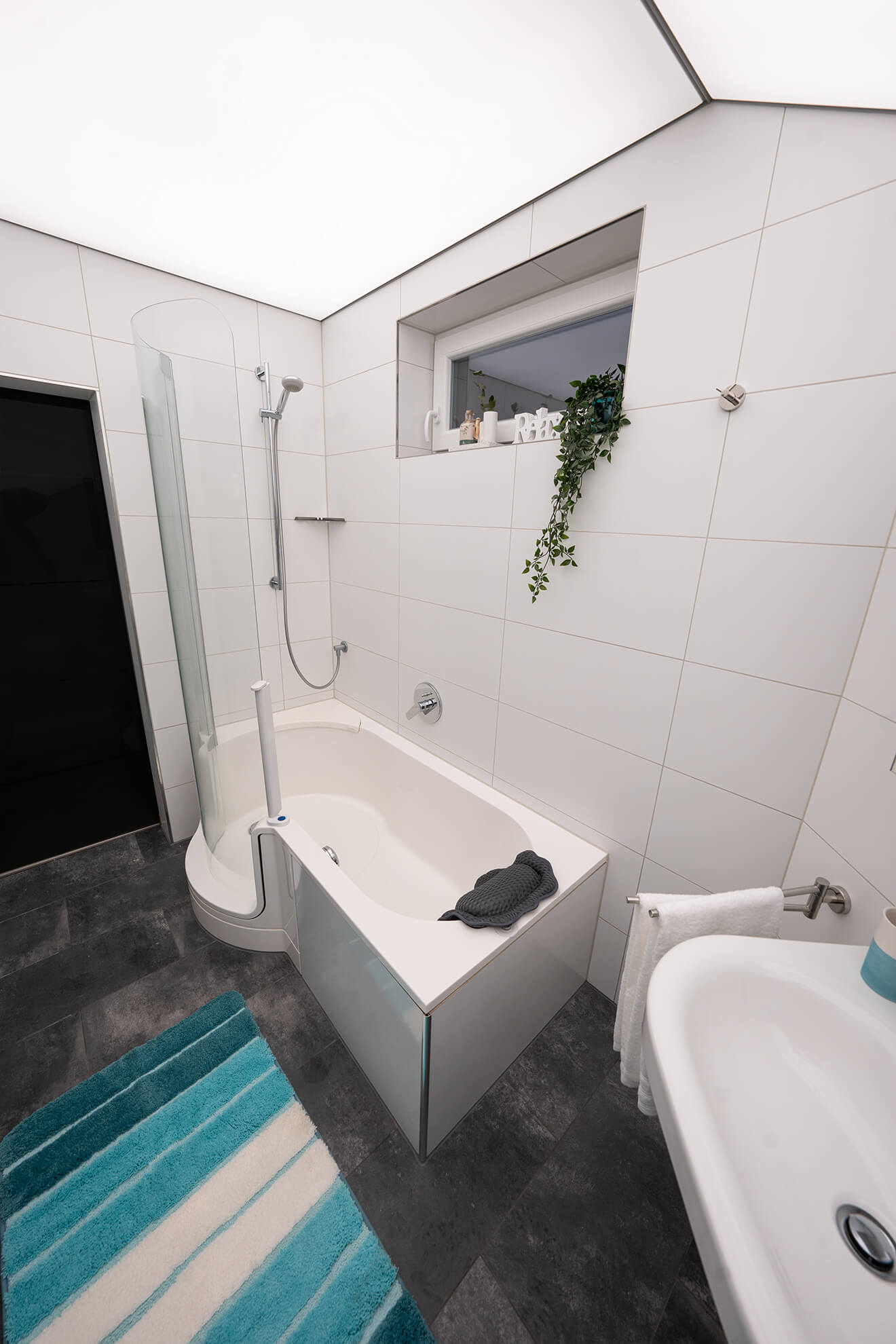 Badewanne mit Dusche in einem