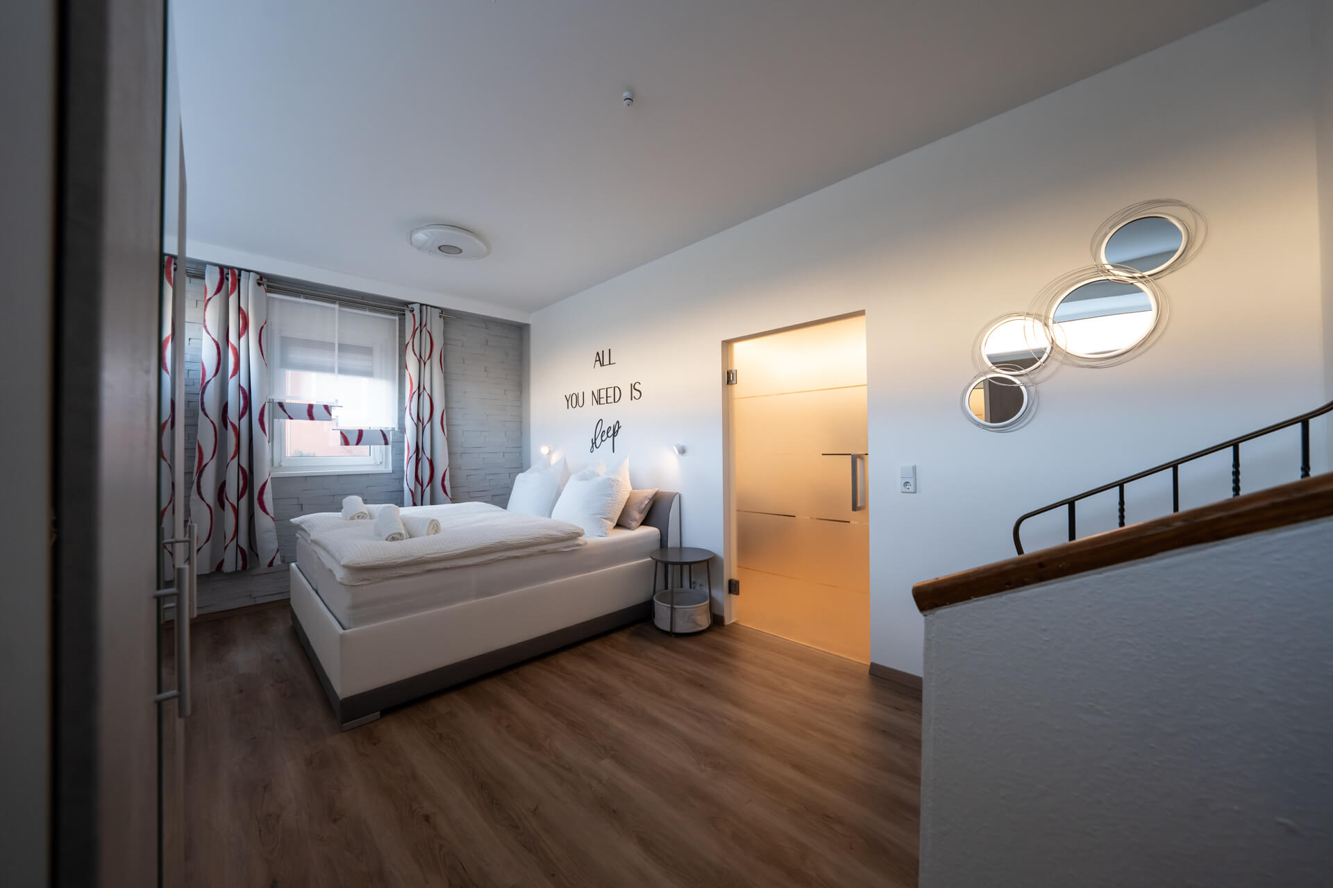 Stilvolles Schlafzimmer mit geräumigem Kleiderschrank und Sideboard