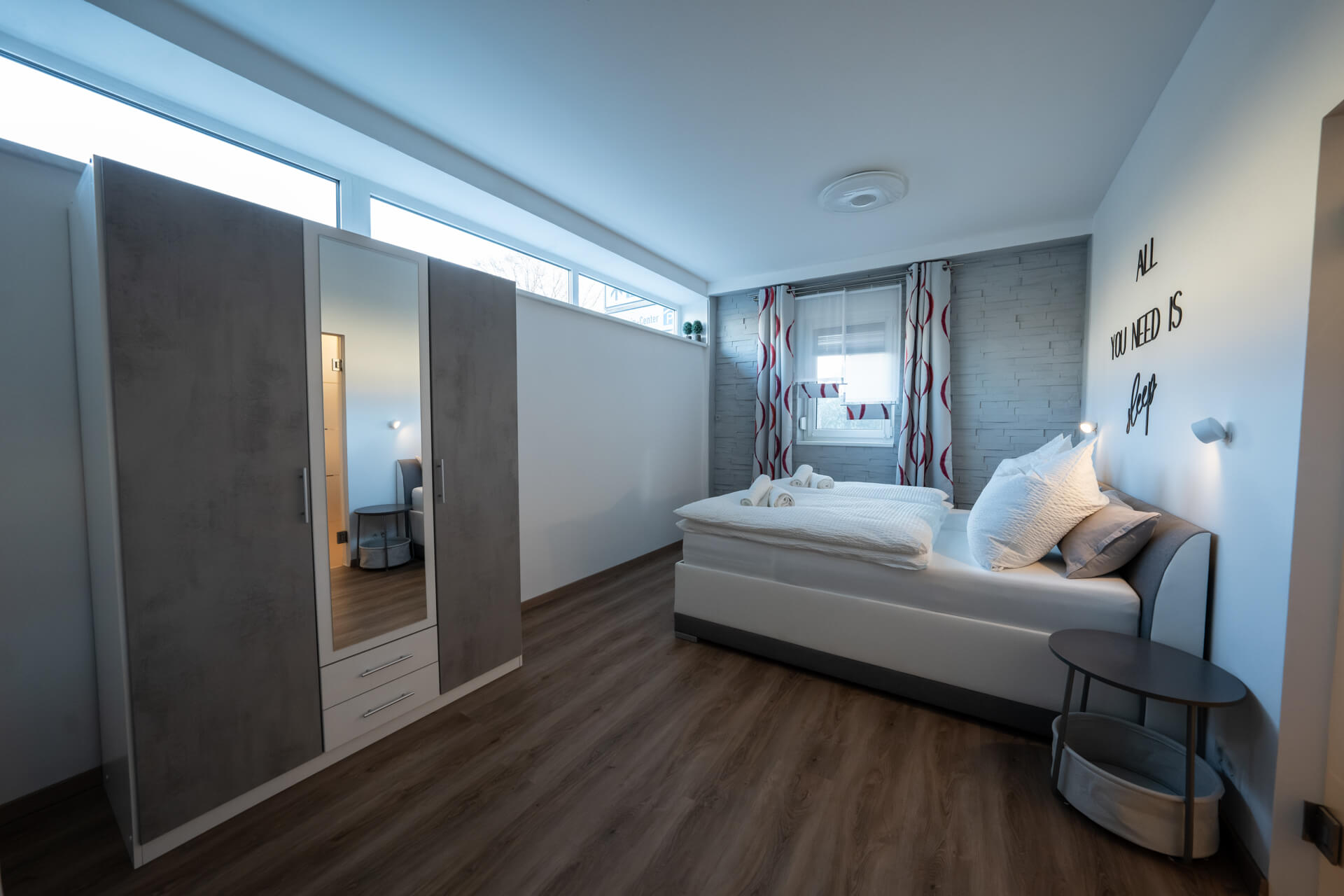 Großzügiges Schlafzimmer mit Kleiderschrank, Sideboard und Möglichkeit für ein Baby-/Kinderbett